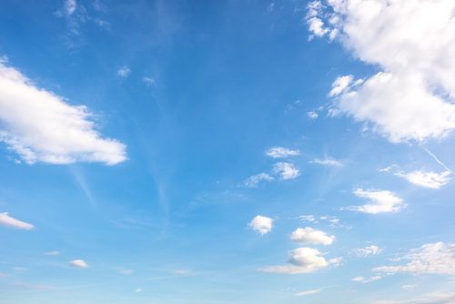 Blauer Himmel mit Wolken