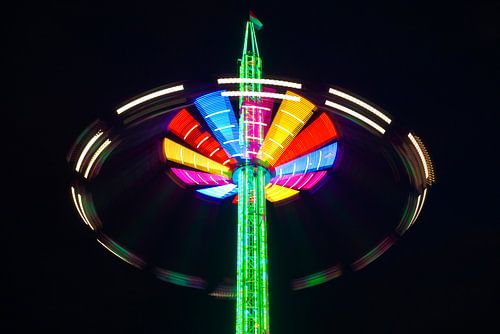 Starflyer ou Skyflyer en rotation dans une fête foraine la nuit