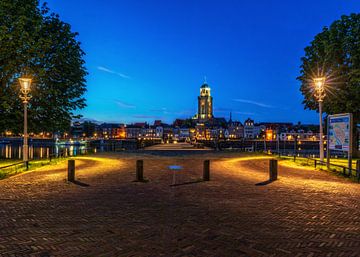 Stadtansicht von Deventer und der IJssel mit Beleuchtung.