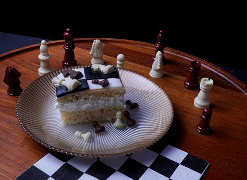 Schaaktaart met witte chocolade en melkchocolade schaakstukken