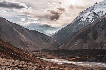 Zonsondergang Himalaya Nepal van Tessa Louwerens