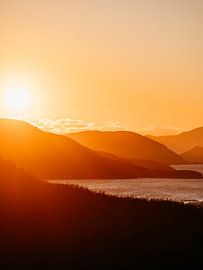Sonnenuntergang am See in Albanien von Dayenne van Peperstraten