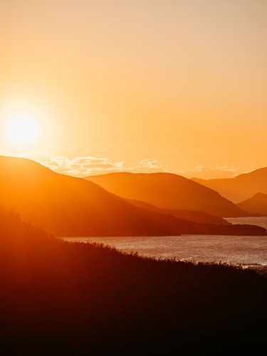 Zonsondergang meer in Albanië van Dayenne van Peperstraten