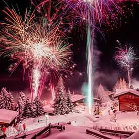 Vuurwerk in de sneeuw by Daan van Oort