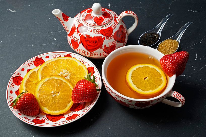 Schwarzer Tee mit Erdbeere und Orange, dekoriert mit Früchten von Babetts Bildergalerie