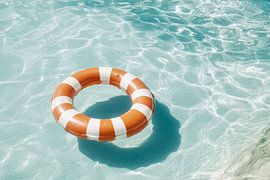 Bouée de sauvetage dans l'eau de la piscine sur Poster Art Shop