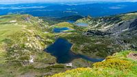 Uitzicht over enkele meren van Rila 7 Lakes, Bulgarije van Jessica Lokker thumbnail