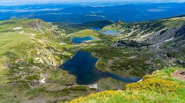 Uitzicht over enkele meren van Rila 7 Lakes, Bulgarije van Jessica Lokker