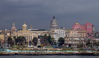 Cuba, Havana. Skyline met het oude centrum en het Capitool. van Maurits van Hout thumbnail