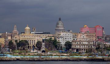 Kuba, Havanna. Skyline mit der Altstadt und dem Capitol. von Maurits van Hout