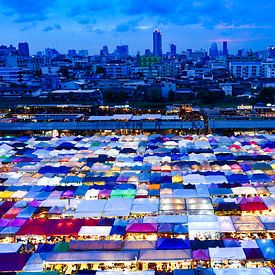 Avondmarkt in Bangkok met kleurrijke kramen. van Machiel Zwarts