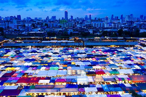 Marché du soir à Bangkok avec des centaines d'étals multicolores.