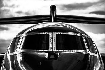 Een privévliegtuig recht van voren in zwartwit