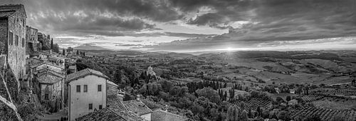 Montepulciano panoramisch landschap in zwart-wit