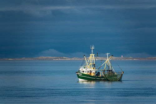 Krabbenkutter auf der Nordsee vor der Insel Föhr van Rico Ködder