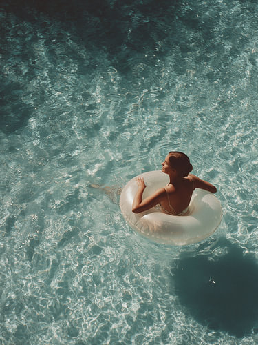 Flotter dans une piscine turquoise – Art estival vu du ciel