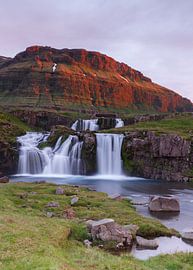 IJsland waterval Kirkjufellsfoss het licht van de middernachtzon.