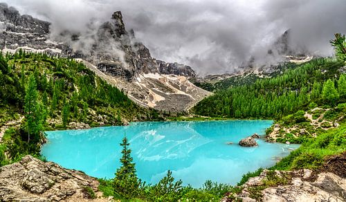 Lago di Sorapis in de Dolomieten tijdens een bewolkte lentedag