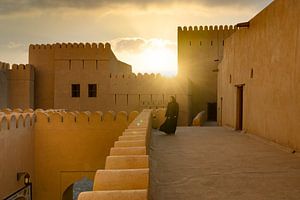 Fort de Nizwa à Oman au coucher du soleil