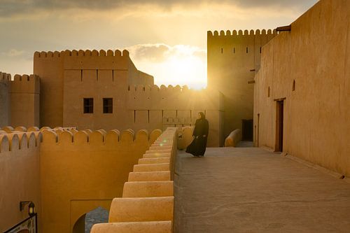 Fort de Nizwa à Oman au coucher du soleil