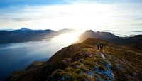 Berg met zon in noorwegen van Mooie Schilderijen thumbnail