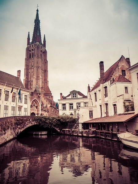 Eglise à Bruges par Martijn Tilroe