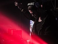 Dj met hand omhoog