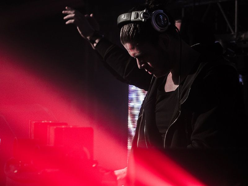 Dj met hand omhoog by Andy Midside