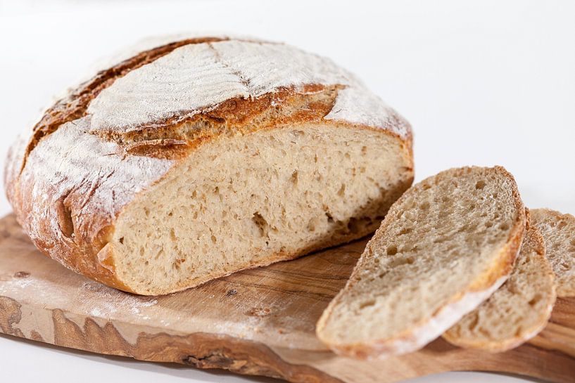 Hausgemachtes Sauerteigbrot auf einem Holzbrett von Ans van Heck