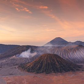 Bromo vulkaan Indonesië tijdens zonsopkomst. van Meindert Marinus