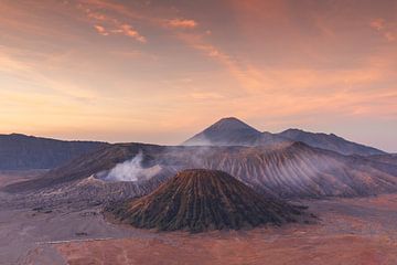 Volcan Bromo en Indonésie au lever du soleil. sur Meindert Marinus