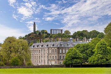 Holyrood Palace mit Nelson Monument und National Monument of Scotland