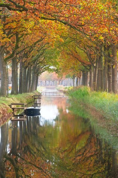 Herbst an einer Fluss mit Schiff in Friesland von Dirk-Jan Steehouwer