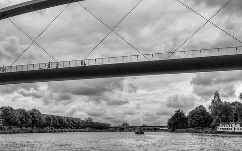 Hoge Brug Maastricht gezien vanaf het water