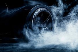 Rauchendes Auto mit sportlichem Reifen von Poster Art Shop