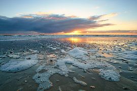 Sur la plage de Blåvand au coucher du soleil sur la mer sur Martin Köbsch
