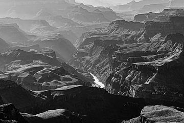 Naturwunder Schlucht und Colorado River Grand Canyon Nationalpark in Arizona USA in schwarz-weiss von Dieter Walther