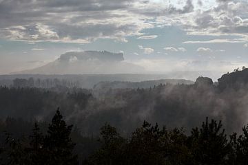Lilienstein en Königstein in de mist - Saksisch Zwitserland