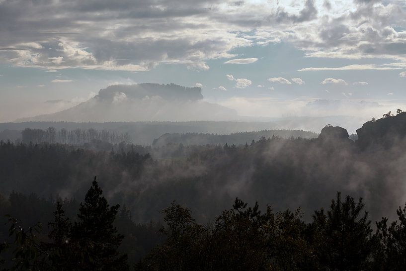 Lilienstein und Königstein im Nebel - Sächsische Schweiz von Jiri Viehmann