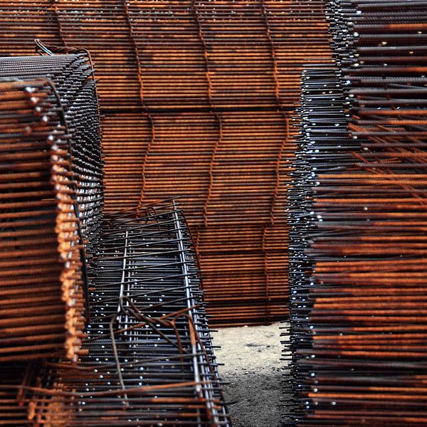 Oranje abstract ijzerwerk par Annemie Hiele