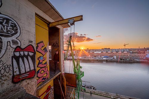 Betoncentrale  bij zonsondergang