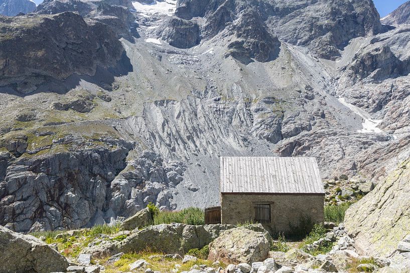 Refuge de montagne abandonné dans le parc national des Ecrins par Andrew van der Beek