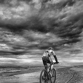 fietser op het strand 2 van Jan van den Heuij