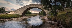 Alte Brücke über den Fluss Gairn von Mart Houtman