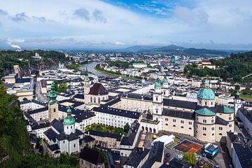 Uitzicht op de stad Salzburg in Oostenrijk van Rico Ködder