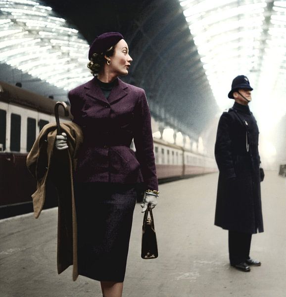 Le modèle Lisa Fonssagrives à la gare de Paddington à Londres par Colourful History