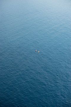 Surfers op de blauwe zee in Griekenland