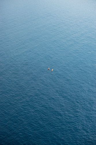 Surfers op de blauwe zee in Griekenland