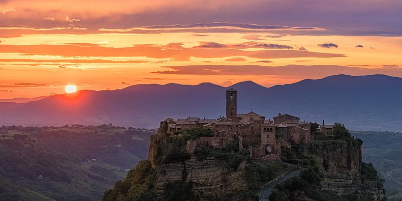 Sonnenaufgang in Civita di Bagnoregio von Henk Meijer Photography