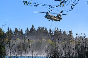 Hélicoptère de transport de l'armée équipé d'un réservoir d'eau